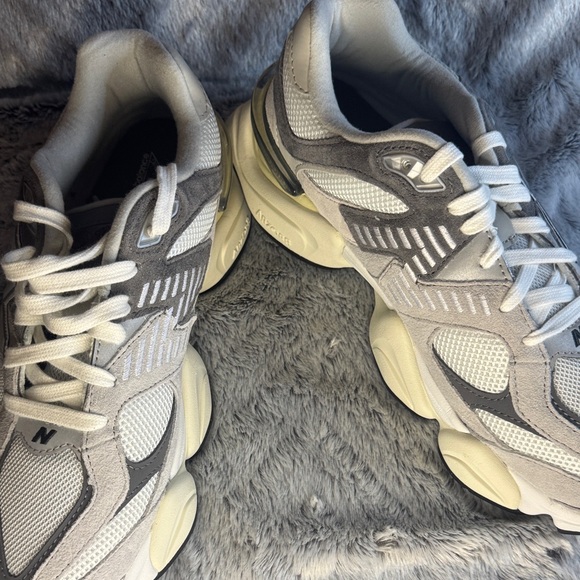 Stylish New Balance Men's Athletic Shoes in Gray and White - Picture 5 of 9